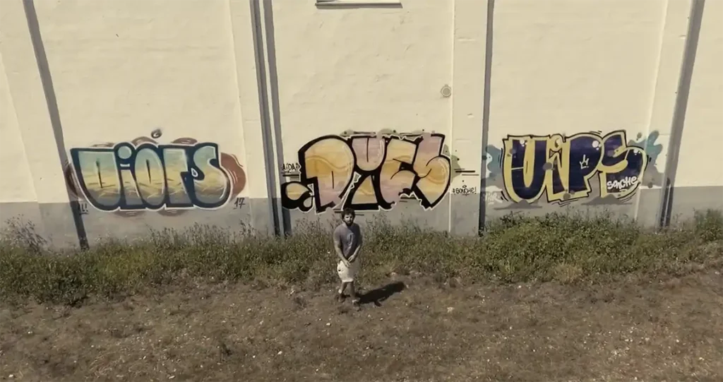 Cantante rapeando con graffitis de fondo vista aérea